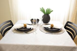 Conforto e estilo em um ambiente moderno e harmonioso - 7