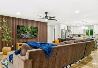 5BR Estate, Heated Pool, Putting Green Camelback Views, Sleeps 12 - 3