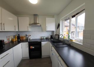 Spacious 2BR Flat,Travellers,Contractors Welcome,Free Parking - 5