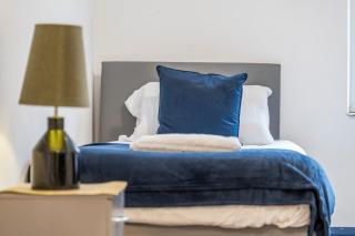 2BR House Sleeps 5 - Near Centre Gloucester - 3