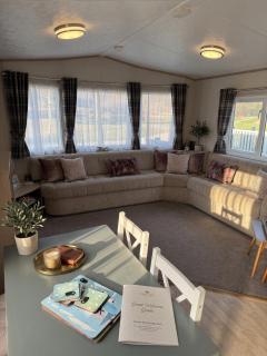 2 Bedroom Lakeview Lodge - Ensuite & Balcony Deck - 5