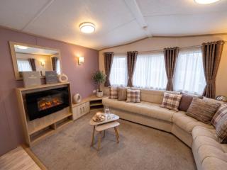 2 Bedroom Lakeview Lodge - Ensuite & Balcony Deck - 4