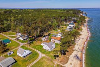 Gwynns Island Gem | Private Beach and Bay Views - 7