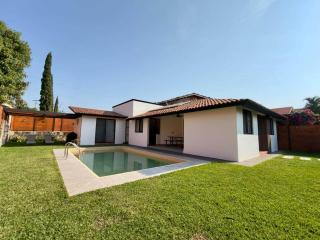 Casa a una cuadra del centro comercial - 0