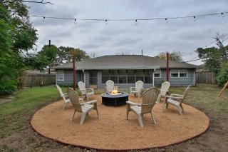 2min to NRG / Med Cntr, Games Backyard | Sleeps 10 - 8