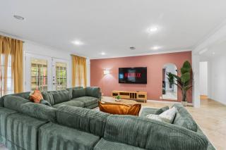 2min to NRG / Med Cntr, Games Backyard | Sleeps 10 - 3