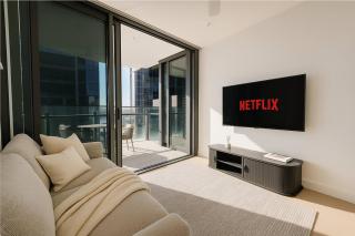 Bright & Calm Haven Lv 17 - w/ Sky & Balcony Views - Apartment - 9