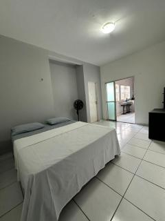 Casa completa para até 10 pessoas - 2 suítes - Wi-Fi - garagem - check-in automático das 21h as 08h - 3