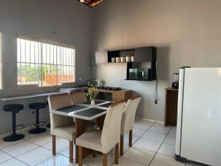 Casa com 2 quartos suíte, cozinha equipada, Wi-Fi, Garagem, Próxima a Rodoviária, check-in automático das 21h as 08h - 2