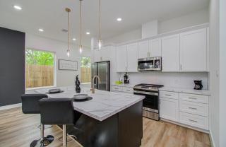 NEW Awesome 3 bed 3 bath townhome - 7