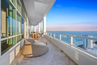 Fontainebleau Penthouse Cabana and Airport Shuttle - 8