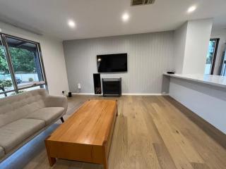 Modern Wallan Stay with Alfresco BBQ & Fireplace - 8