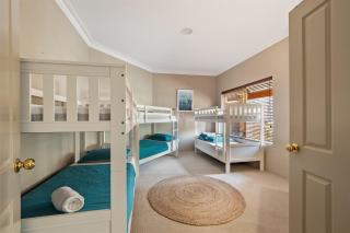 Courtside - Family Stay with Private Tennis Court - 4