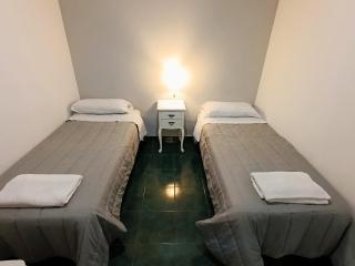 Amplio departamento en pleno centro con cochera privada - 8