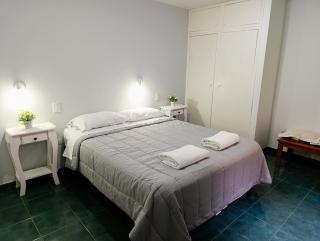 Amplio departamento en pleno centro con cochera privada - 0