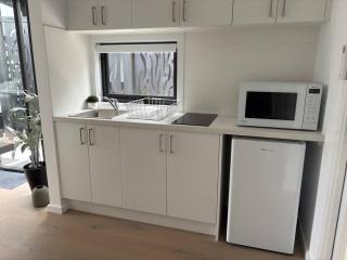 The Enchanted Studio - New 1 Bedroom Coastal Stay - 6