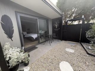 The Enchanted Studio - New 1 Bedroom Coastal Stay - 8
