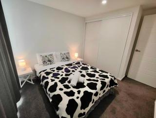 Midnight Haven BrandNew Modern spacious 3BR home Near Airport Garage Parking - 1