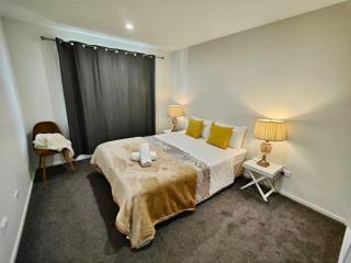 Midnight Haven BrandNew Modern spacious 3BR home Near Airport Garage Parking - 3