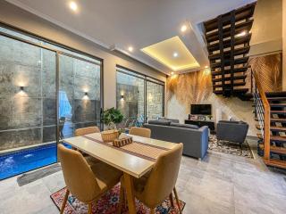 Arumdaun II Villa with Private Pool in Cigadung - 0