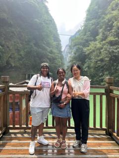 Luna's Travel House-Family and group-friendly,Walk 2 minutes to Tianmen Cableway,Free pick up service,Book tickets, Free Laundry,Experienced tour guide service,Group tour - 4