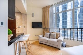 Studio with City Views Pool & Gym - 3