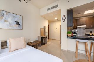 Studio with City Views Pool & Gym - 5