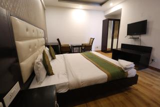 Hotel Rajpath Residency Near EDM Mall - 4
