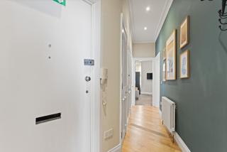 Castle Steps Away - Modern City Flat - 7