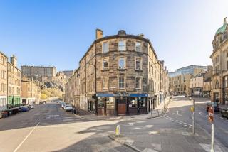 Castle Steps Away - Modern City Flat - 8
