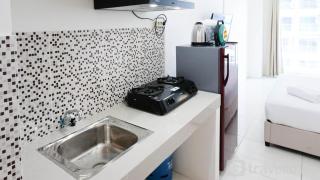 Homey and Comfy Studio at Puncak Bukit Golf Surabaya Apartment By Travelio - 4