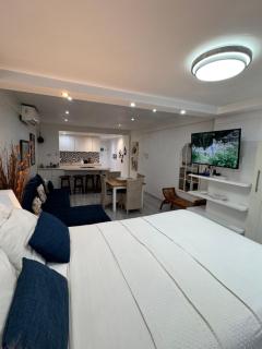 Accommodation Front - Luxurious 2 Sleeper Overlooking the Beachfront - 5