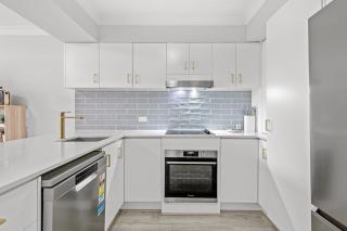 Stylish Townhouse in Ascot with Modern Interiors - 3