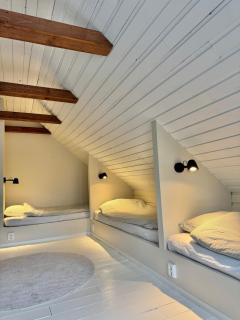 Newly renovated cottage near lake, sleeps 7 - 9