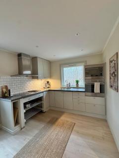 Newly renovated cottage near lake, sleeps 7 - 3