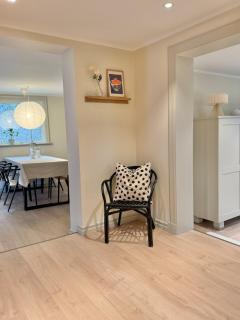 Newly renovated cottage near lake, sleeps 7 - 1