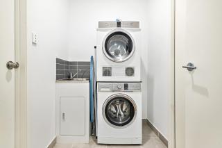 Spacious Tarneit Home with Private Garden - 3