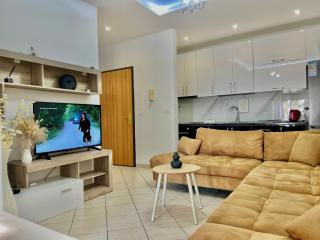 Sea Side Apartment With Balcony - 5