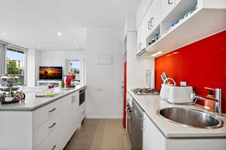 Bright 2-Bed Home with Secure Parking - 8