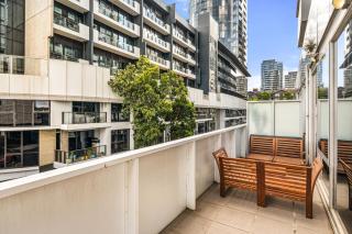 Bright 2-Bed Home with Secure Parking - 6