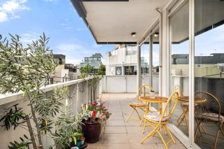 Bright 2-Bed Home with Secure Parking - 4