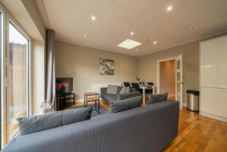 New! Lovely 2 Bed Serviced Apartment with free parking - 1