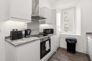 Central 2BR Argyll Apartment - Town Views Near Seafront - 2