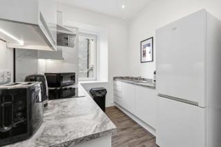 Central 2BR Argyll Apartment - Town Views Near Seafront - 8