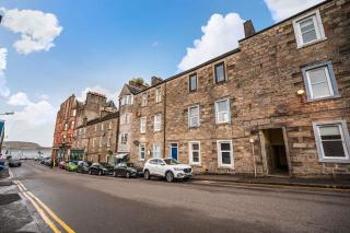 Central 2BR Argyll Apartment - Town Views Near Seafront - 5