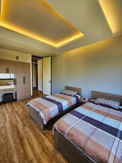 Panoramic 6BR Stay Rooftop, Views & Parking - 8