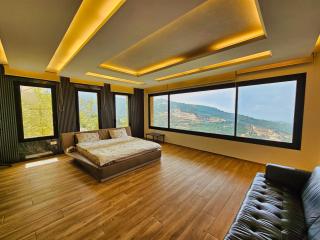 Panoramic 6BR Stay Rooftop, Views & Parking - 4