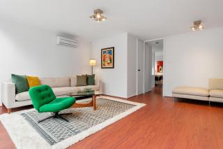 Spacious 3-Bed Townhouse with Courtyard - 0