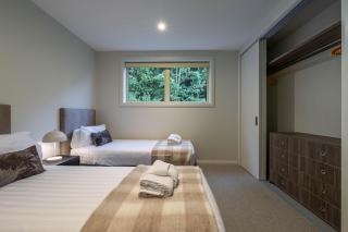 10B Level 2 - Remarkable Views and large deck - 3