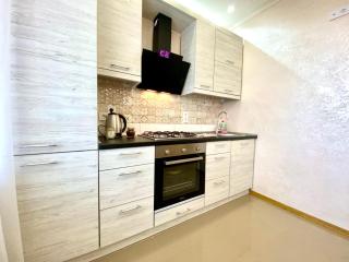 ApartPoltava Світлі та просторі двокімнатні апартаменти в новобудові, закритий паркінг , ЦЕНТР МІСТА, банківський ЧЕК - 1